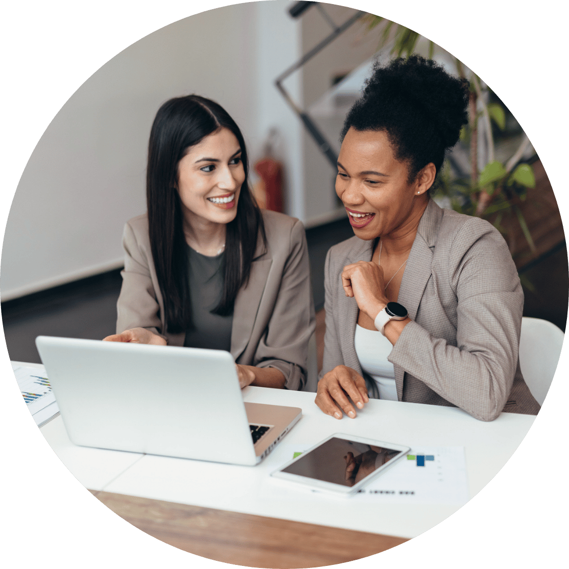 om-website-service-paid-media-two-coworkers