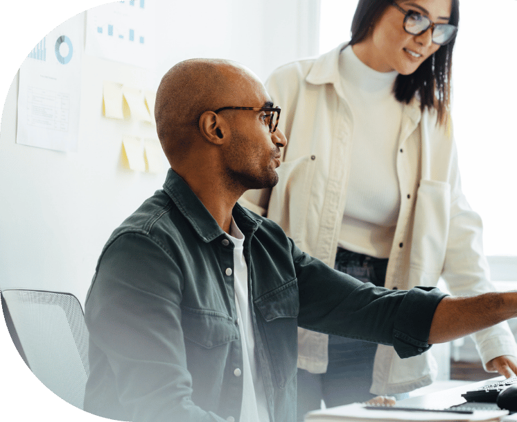 om-website-services-dxp-cms-two-coworkers