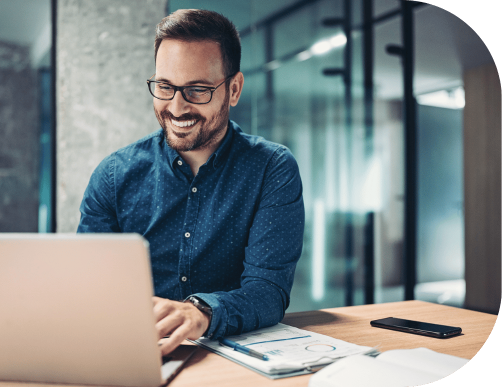 om-website-services-performance-marketing-pillar-man-laptop