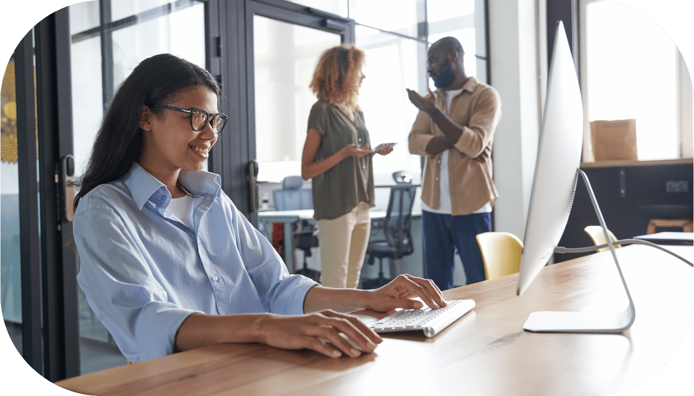 om-website-services-social-media-desk-work